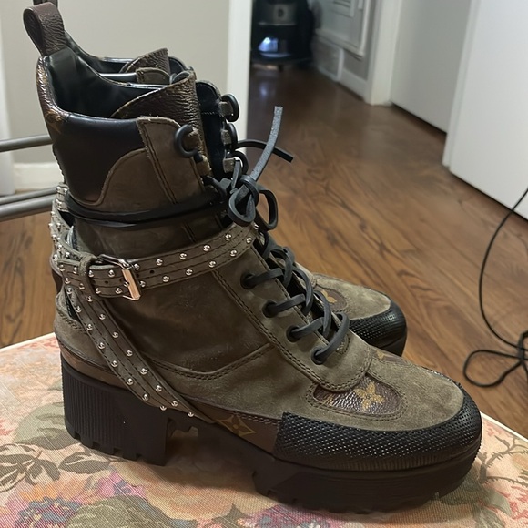 LOUIS VUITTON Suede Calfskin Monogram Laureate Platform Desert Boots Kaki - Picture 4 of 17